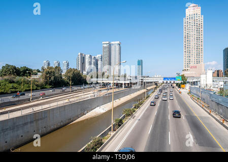 Israel, Tel Aviv-Yafo - 23. Februar 2019: Ayalon Highway Stockfoto