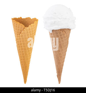 Vanilleeis in der Kegel und Leere knusprige Eis auf weißem Hintergrund. Stockfoto