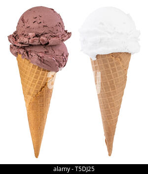 Verschiedene Sorten Eis in einem Waffeln Kegel auf weißem Hintergrund, mit Freistellungspfaden. Stockfoto