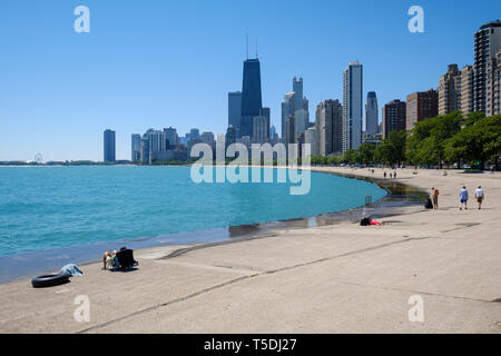 Die Menschen genießen einen herrlichen blauen Himmel Sonnenbaden und Wandern am Michigan See in Chicago, USA Stockfoto