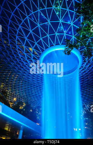 Singapur - Apr 16, 2019: Jewel Changi Airport ist eine gemischte Entwicklung am Flughafen Changi in Singapur, am 17. April 2019 eröffnet. Stockfoto