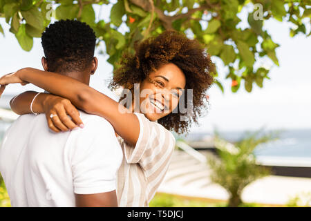 Outdoor protrait des schwarzen afrikanischen amerikanischen Paar einander umarmen Stockfoto