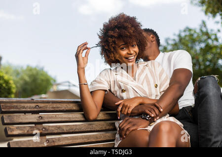 Outdoor protrait des schwarzen afrikanischen amerikanischen Paar einander umarmen Stockfoto