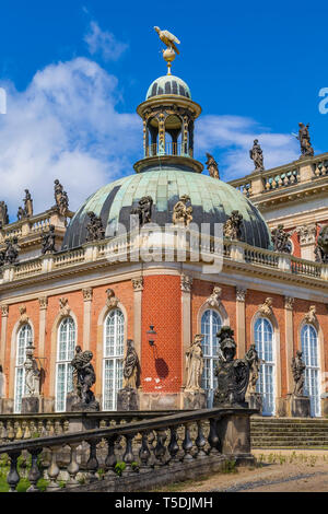 Fragment eines neuen Palastes mit Statuen im Park von San Souci. Potsdam. Deutschland Stockfoto