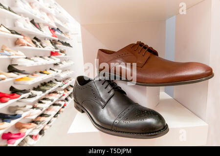 Elegante Schuhe auf store Display Stockfoto