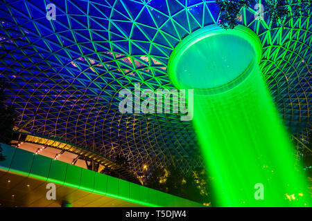 Singapur - Apr 16, 2019: Jewel Changi Airport ist eine gemischte Entwicklung am Flughafen Changi in Singapur, am 17. April 2019 eröffnet. Stockfoto