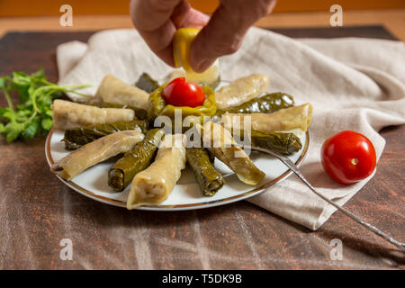 Traditionelle türkische Gerichte mit Olivenöl Blätter, Kohl und gefüllte Paprika Stockfoto