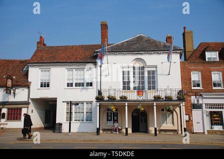 Das Rathaus in Tenterden in Kent, England am 17. April 2019. Das Gebäude stammt aus dem Jahr 1790. Das Woolpack Pub und Hotel steht vor der Tür. Stockfoto