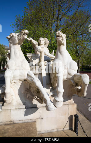 Statue von Neptun in einem Wagen (die Navigation), vor Der glamorgan Gebäude im Civic Center, cathays Park, Cardiff Stockfoto