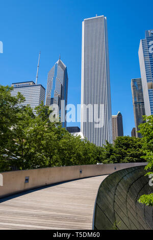 BP Fußgängerbrücke vom Architekten Frank Gehry im Millennium Park in der Innenstadt von Chicago Stockfoto