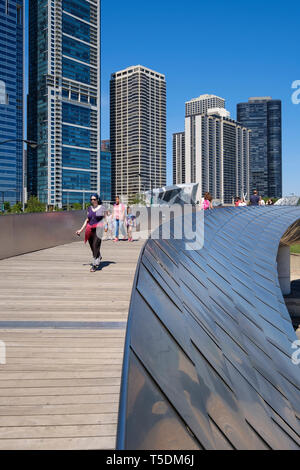 BP Fußgängerbrücke vom Architekten Frank Gehry im Millennium Park in der Innenstadt von Chicago Stockfoto