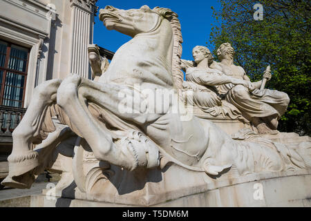 Statue von Neptun in einem Wagen (die Navigation), vor Der glamorgan Gebäude im Civic Center, cathays Park, Cardiff Stockfoto