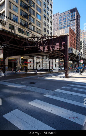 Straßen der Innenstadt von Chicago mit der CTA-L-Zug Linie für oben, Stockfoto