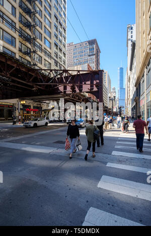 Straßen der Innenstadt von Chicago mit der CTA-L-Zug Linie für oben und der legendäre Willis Tower im Hintergrund Stockfoto