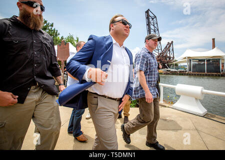 Radio Schlagschotte, Verschwörungstheoretiker und Gründer von Infowars, Alex Jones, an einem pro Waffe Rallye zu Beginn der Republican National Convention in Cleveland. Stockfoto