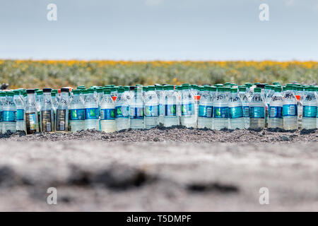 Flaschen für Wasserproben, die in einem Bauernhof Feld in Pixley. Obwohl, viel Wasser, flachen Feldern und moderne Bewässerungssysteme der Abfälle begrenzen. Im Allgemeinen, Gemüsefeldern benötigt nur einen Bruchteil der Wasser, die für die Tierhaltung benötigt wird. Stockfoto