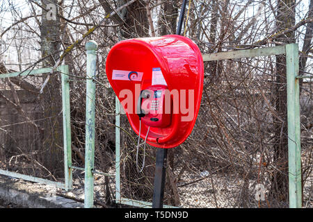 Samara, Russland - 13 April, 2019: Öffentliche moderne Münztelefon in der Landschaft Stockfoto