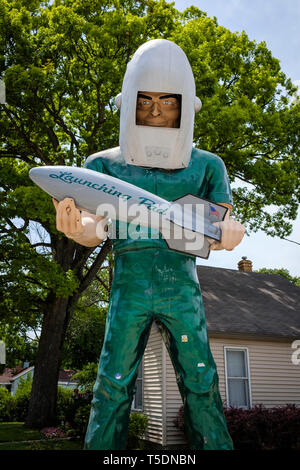 Das Gemini Giant ist außerhalb der Antrieb Startrampe - im Restaurant auf US-Route 66 in Wilmington, County, Illinois, USA Stockfoto