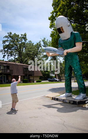 Weißer Mann fotografieren der Gemini Giant auf US-Route 66 in Wilmington, County, Illinois, USA Stockfoto