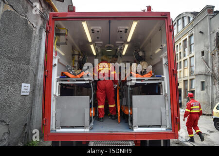 Bukarest, Rumänien - April 10, 2019: Emergency Rescue Team in Aktion während der meisten komplexe medizinische Bewegung in der Geschichte der NATO, kräftige Krieger Stockfoto