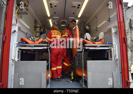 Bukarest, Rumänien - April 10, 2019: Emergency Rescue Team in Aktion während der meisten komplexe medizinische Bewegung in der Geschichte der NATO, kräftige Krieger Stockfoto