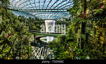 Singapur - Apr 16, 2019: Jewel Changi Airport ist eine gemischte Entwicklung am Flughafen Changi in Singapur, am 17. April 2019 eröffnet. Stockfoto