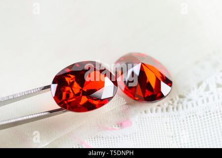 Cubic Zirkonia Edelsteine, ovale Form, verschiedene Farbe Edelsteine Stockfoto