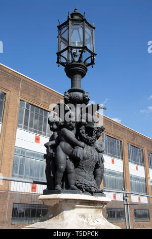 Reich verzierte Lampe Beiträge außerhalb er Gillette in Gillette Corner, Kreuzung zwischen Syon Lane und die Great West Road, Brentford Middlesex Stockfoto