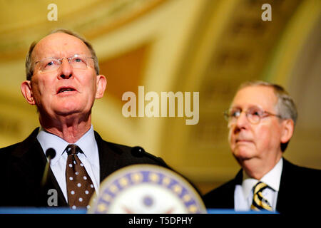 Ich gjeldsforhandlinger Kongressen ich Washington. Minoritetslederen Mitc McConnel lytter til Senator Lamar Alexander som om orienterer forslaget til" der Gruppe von Sechs'. Stockfoto