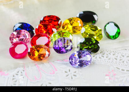 Cubic Zirkonia Edelsteine, ovale Form, verschiedene Farbe Edelsteine Stockfoto