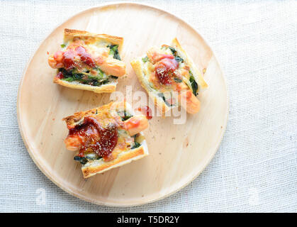 Spinat überbacken mit Käse, Wurst auf Baguette, Französisches Brot Stockfoto