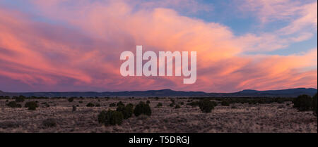 Sonnenuntergang beleuchtet wirbelnden dramatische Wolken über die Wüste Landschaft entlang der Route 66 in Arizona Stockfoto
