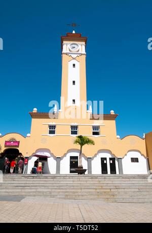 Markthalle Mercado de Nuestra Señora de Africa mit Uhrturm, maurische Architektur, Santa Cruz de Tenerife, Teneriffa, Kanarische Inseln, Spanien Stockfoto