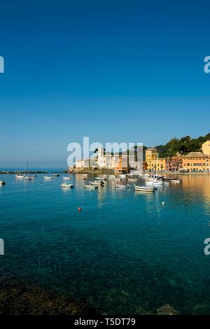 Stadtbild mit Hafen in Baia del Silenzio, Sestri Levante, Provinz Genua, Riviera di Levante, Ligurien, Italien Stockfoto