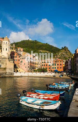 Blick auf die Stadt, Dorf mit bunten Häusern und Fischerboote an der Küste, Vernazza, Cinque Terre, Riviera di Levante, in der Provinz La Spezia, Ligurien Stockfoto