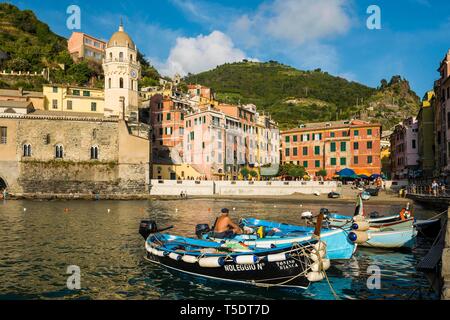 Blick auf die Stadt, Dorf mit bunten Häusern und Fischerboote an der Küste, Vernazza, Cinque Terre, Riviera di Levante, in der Provinz La Spezia, Ligurien Stockfoto