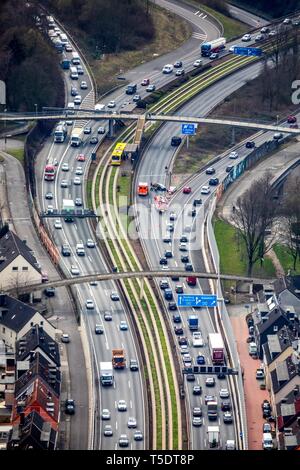 Dichten Verkehr, Stau, Unfall auf der A 40 Ruhrschnellweg, Stadtautobahn, Essen, Ruhrgebiet, Nordrhein-Westfalen, Deutschland Stockfoto