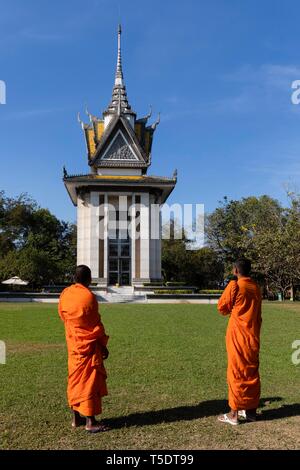 Buddhistische Mönche vor dem Mahnmal Stupa, Pagode, Killing Fields des Khmer Rouge, Choeung Ek, Phnom Penh, Kambodscha Stockfoto