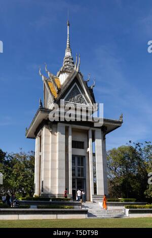 Buddhistischer Mönch vor dem Mahnmal Stupa, Pagode, Killing Fields des Khmer Rouge, Choeung Ek, Phnom Penh, Kambodscha Stockfoto