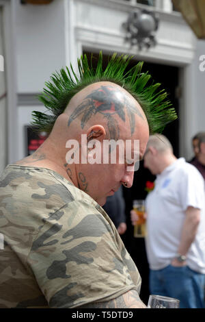 Mann mit dem tätowierten Kopf, & Mohikaner grüne Haare. Stockfoto