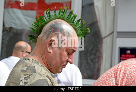 Mann mit dem tätowierten Kopf, & Mohikaner grüne Haare. Stockfoto