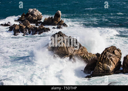 Die kalte, nährstoffreiche Wasser des Pazifischen Ozeans waschen in der wunderschönen, felsigen kalifornischen Küste südlich von Monterey Bay. Stockfoto