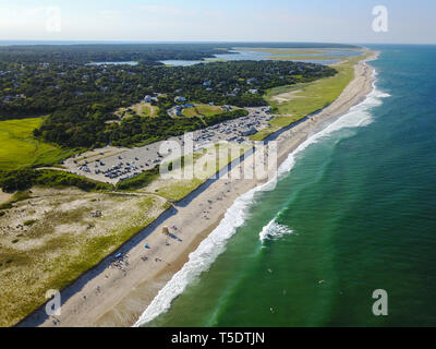 Den kalten Gewässern des Atlantischen Ozeans umspült auf Nauset Beach in Orleans, Massachusetts. Dieser wunderschönen Cape Cod Beach ist ein beliebtes Reiseziel. Stockfoto