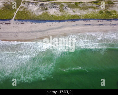 Den kalten Gewässern des Atlantischen Ozeans umspült auf Nauset Beach in Orleans, Massachusetts. Dieser wunderschönen Cape Cod Beach ist ein beliebtes Reiseziel. Stockfoto