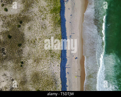 Den kalten Gewässern des Atlantischen Ozeans umspült auf Nauset Beach in Orleans, Massachusetts. Dieser wunderschönen Cape Cod Beach ist ein beliebtes Reiseziel. Stockfoto