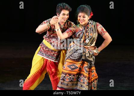 Traditionelle indische Tänzer aus Orissa durchführen, die traditionelle regionale Folk Dance Dance Kostüme Stockfoto