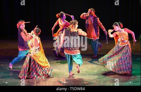 Indische Gruppe Tänzer indischen Volkstanz von Gujarat im Volksmund Dandiya Tanz oder Garba tragen traditionelle Tanz Kostüme bekannt Stockfoto