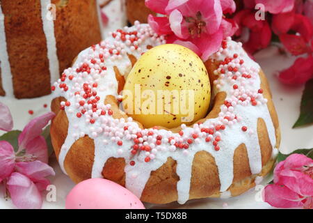 Stillleben mit Ostern Kuchen und Blumen Paradies apple Stockfoto