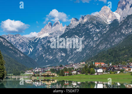 See Santa Caterina oder Auronzo See - ein künstlicher See in der Nähe der Stadt Auronzo di Cadore in den Dolomiten in der Provinz Belluno, Italien Stockfoto