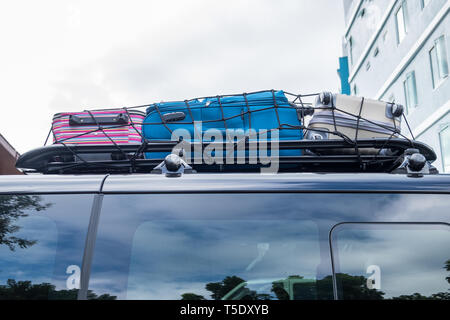 Rack auf dem Dach van mit Gepäck Farben gestapelt Stockfoto